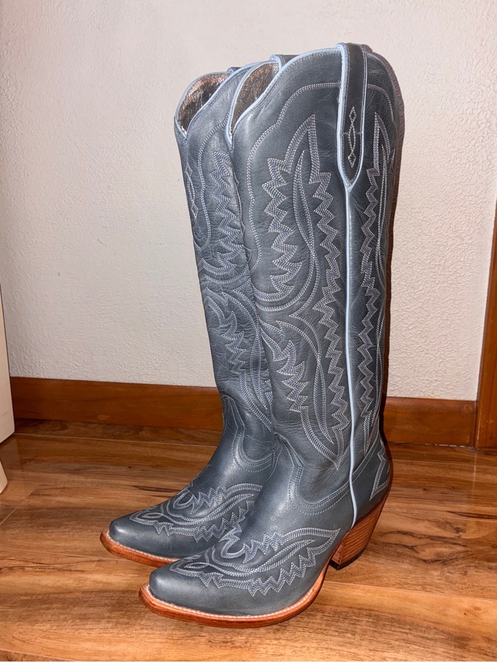 Ariat Women’s Casanova Western Cowboy/Cowgirl Boot Blue Vintage Denim- size 9 B